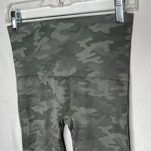 Spanx Look At me Now Camo Grey Seamless Cropped Leggings. Size Lg. - Picture 8 of 10